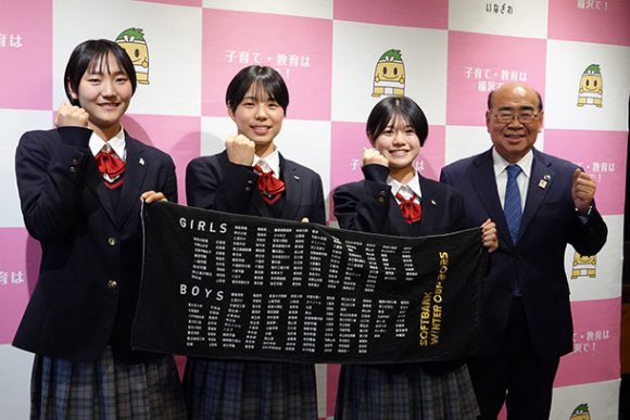 加藤市長（右）にウインターカップの出場報告をした選手たち＝稲沢市役所で