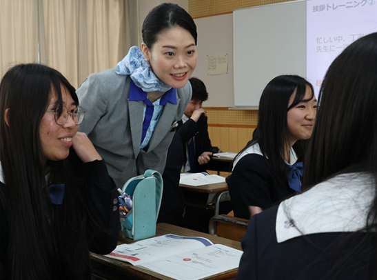 CAの講師(左から2人目)から異文化理解や正しいマナーを学ぶ生徒ら=岐阜市の富田高で