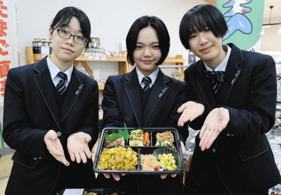 岐阜女子高の生徒が販売した「いろどり洋食弁当」＝岐南町三宅のＪＡぎふおんさい広場はぐりで