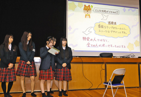 導線のアップサイクル方法を提案する生徒ら＝豊田市保見町の豊田大谷高で