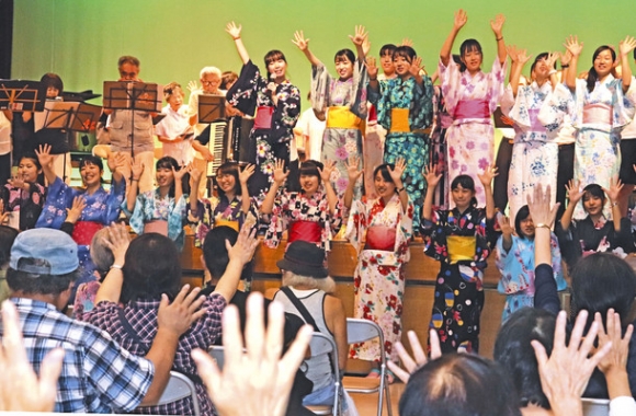 「手のひらを太陽に」を手話で合唱する出演者と来場者ら＝昭和区役所で
