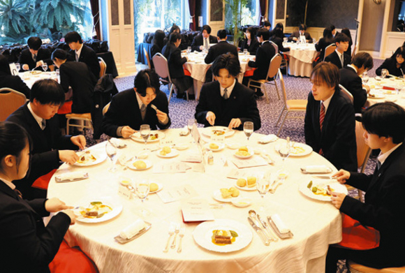 食事をしながらテーブルマナーを学ぶ生徒たち=鳥羽市安楽島町のグランドエクシブ鳥羽で