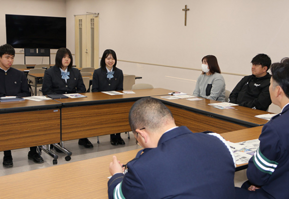 署員と意見交換する生徒会役員（左奥）ら＝四日市市の四日市メリノール学院中学・高校で