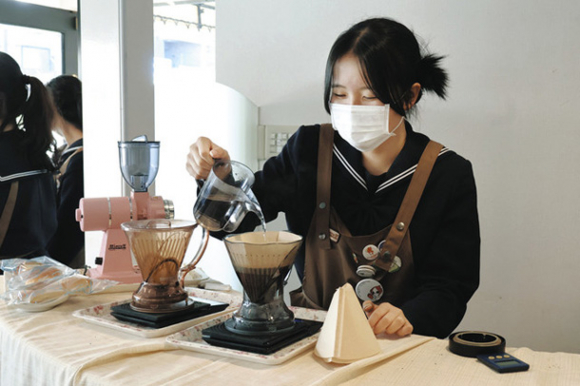 フェアトレードコーヒーを入れる生徒＝昭和区のＴＡＴＳＵＭＩで