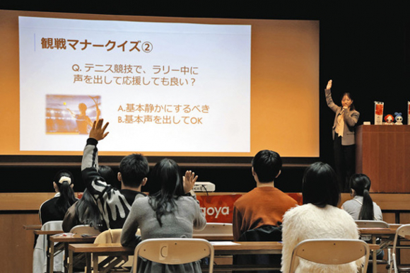 観戦マナーをクイズ形式で学ぶ参加者たち=名古屋市瑞穂区瑞穂通3で