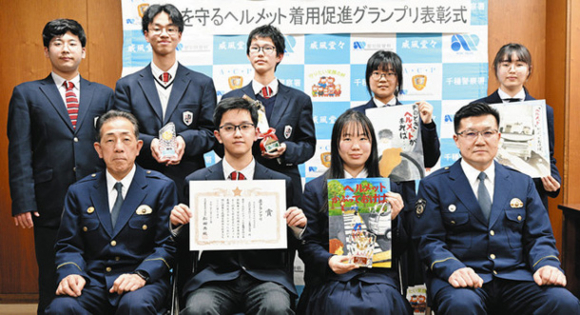 表彰を受けた愛知総合工科高、椙山女学園高の生徒ら＝千種署で