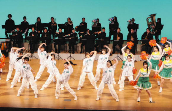 ダンス部と一緒に披露したステージ＝桑名市中央町の柿安シティホールで