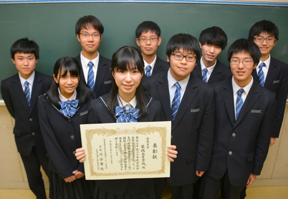 最優秀賞を受賞したボランティア部の生徒=長久手市の栄徳高で