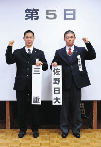 対戦が決まり健闘を誓う三重高の大西主将（左）と佐野日大の中村主将＝大阪市北区で（代表撮影）