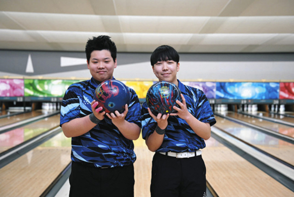 男子県勢では３年ぶりに頂点に立った原さん（右）と東方さん＝蟹江町で