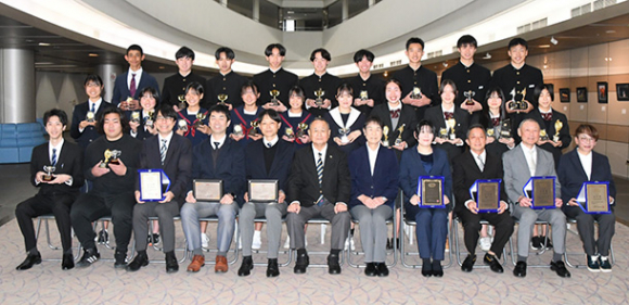 表彰を受けた選手、役員ら＝岐阜市長良福光の長良川スポーツプラザで