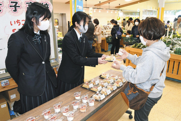 特製のイチゴスイーツを販売する生徒ら＝岐南町三宅のＪＡぎふおんさい広場はぐりで