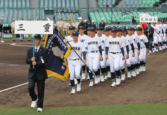 開会式リハーサルで行進する三重ナイン＝甲子園球場で