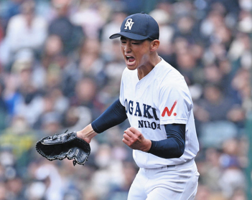 大垣日大－近江　７回裏を無失点で終え、雄たけびを上げる大垣日大の竹岡