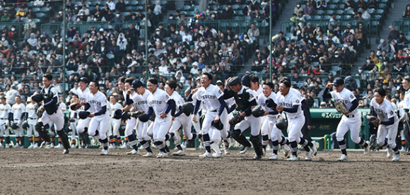 帝京に勝利し、アルプススタンドに駆け出す中京大中京ナイン＝いずれも甲子園球場で