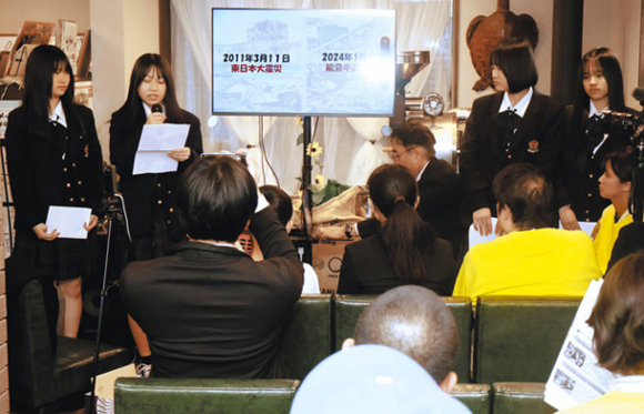 取り組みについて発表する安城学園高の生徒（奥）ら＝石川県七尾市府中町で