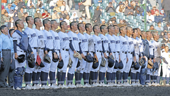 佐野日大を破り、整列する三重ナイン＝甲子園球場で