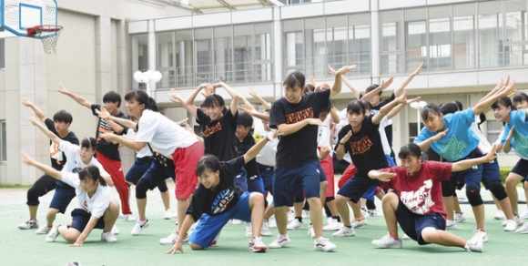 忍者たちの成長をテーマにしたダンスを披露する三重高ダンス部＝松阪市久保町の同校で