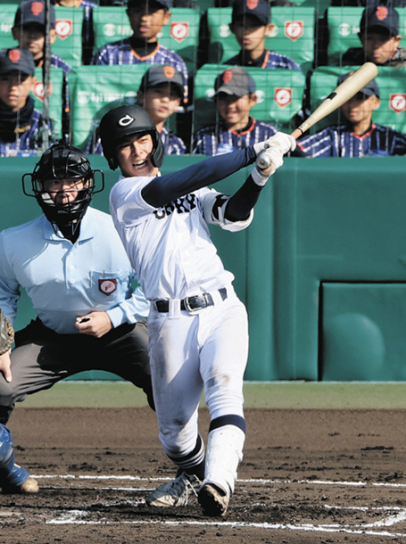 中京大中京-八戸学院光星 2回表中京大中京2死、田中選手が左越えに二塁打を放つ=甲子園球場で