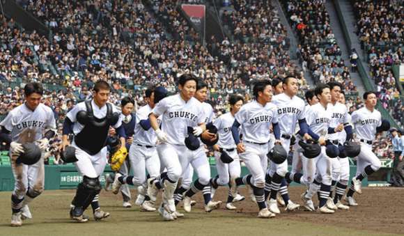 惜しくも敗れ、あいさつに向かう中京大中京ナイン=甲子園球場で