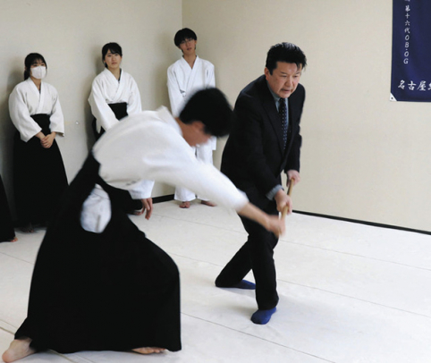 全日本大会に向け、部員を指導する臼井さん=瑞穂区の名古屋経済大高蔵高で