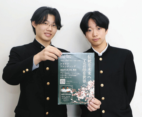 プロジェクトを進める伊藤さんと沢井さん=東区の東海高で