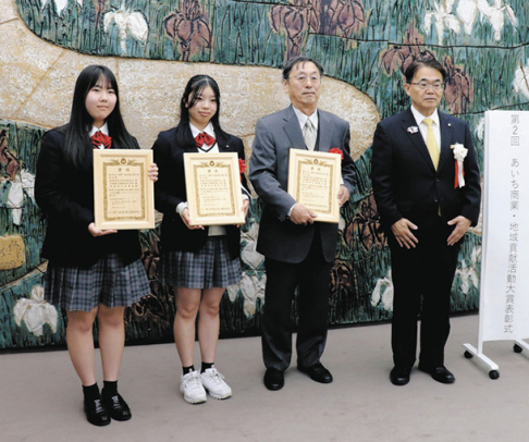 表彰を受けた山田理事長(右から2人目)と生徒ら=県公館で