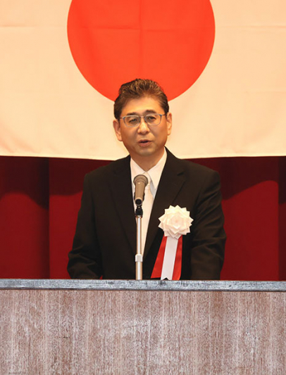 入学式で抱負を述べる新理事長の金子氏=鈴鹿市庄野町の鈴鹿高で