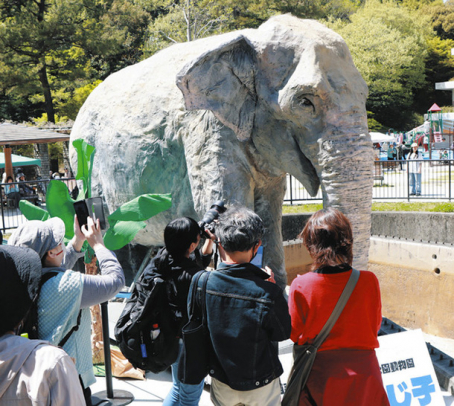 来園者にお披露目されたふじ子像=岡崎市欠町の市東公園動物園で