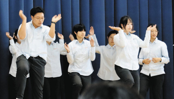 ダンスを披露する台湾の高校生たち=伊勢市の皇学館中高で