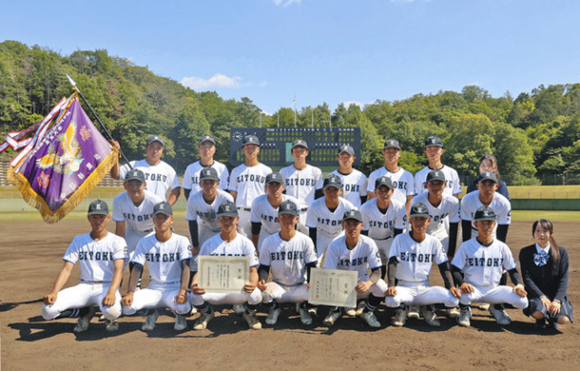 優勝した栄徳のメンバー＝春日井市民球場で