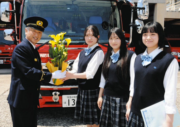 近藤消防長（左）に鉢植えを手渡す生徒たち＝瀬戸市消防本部で