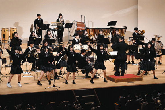 演奏とダンスを披露する岐阜聖徳学園高の吹奏楽部＝美濃加茂市文化会館「かも～る」で