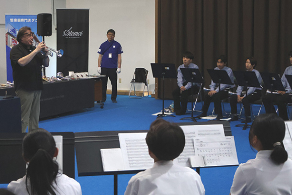 アンリさんの演奏に耳を澄ませる生徒ら=瑞浪市土岐町の中京高で