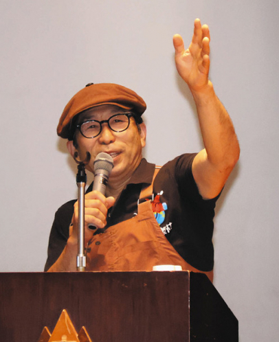 洞窟探検の魅力と挑戦する大切さを語る吉田さん=一宮市千秋町の大成中・高で
