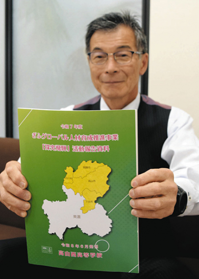 「探究飛騨」の成果をまとめた冊子を紹介する小林理事長=中日新聞高山支局で