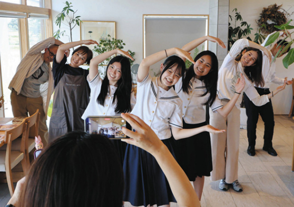 ＦＳＣ認証のダンス動画を撮影する聖霊高の生徒たち＝稲沢市祖父江町山崎の「ＮＯＵ　ｃａｆｅ　ぼっか」で