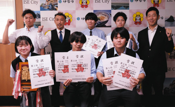 全国大会に向けて意気込む英心高陸上部のメンバーら＝伊勢市役所で