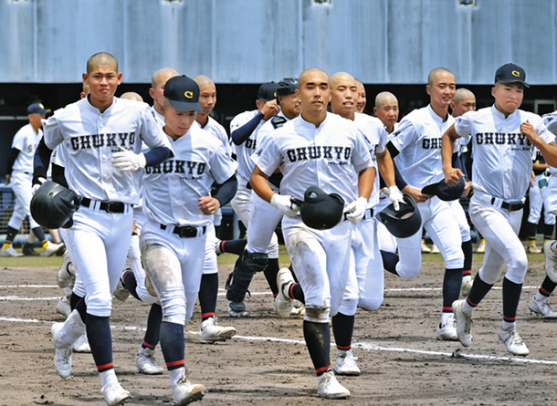 初戦を５回コールド勝ちで突破し、スタンドへのあいさつに向かう鈴木（左）ら中京ナイン＝中津川公園野球場で（石曽根和花撮影）