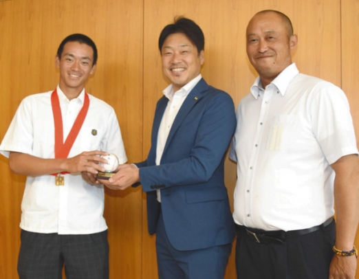 山田市長（中）にサインボールを贈る手塚さん（左）と矢幡監督＝犬山市役所で