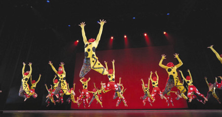 優勝した至学館の踊り=名古屋・栄の県芸術劇場大ホールで