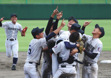 ３年連続１０度目の優勝を果たし歓喜する中京学院大中京ナイン＝３１日午後、兵庫県明石市の明石トーカロ球場で（布藤哲矢撮影）