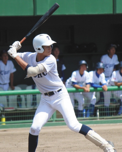小牧との初戦で４打数３安打３打点と活躍した東邦の朝岡慶外野手＝豊橋市民球場で（川越亮太撮影）