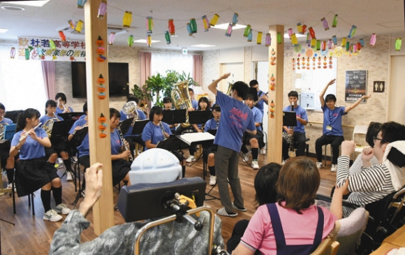 アンコールで「ヤングマン」の演奏を披露する杜若高吹奏楽部の部員たち=豊田市寺部町で