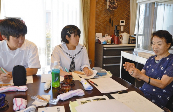 豊川海軍工廠で働いていた並木さん（右）の話を聞く生徒たち＝名古屋市瑞穂区で