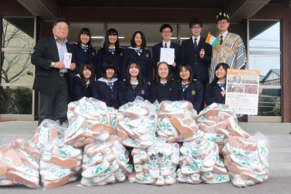 「ぎふ・コートジボワール」に体育館シューズを寄付したインターアクト部の皆さん=6日、岐阜市の冨田高で