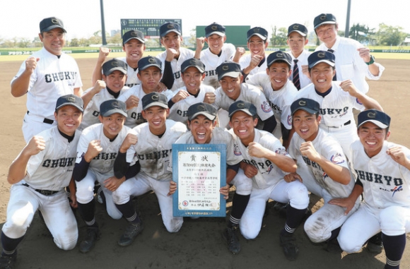 優勝を果たし、喜ぶ中京学院大中京の選手たち＝Ｊ：ＣＯＭスタジアム土浦で（沢田将人撮影）