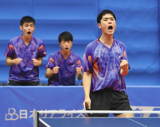 少年男子決勝で得点し、雄たけびを上げる（右から）曽根、篠塚、横谷選手＝茨城県日立市池の川さくらアリーナで