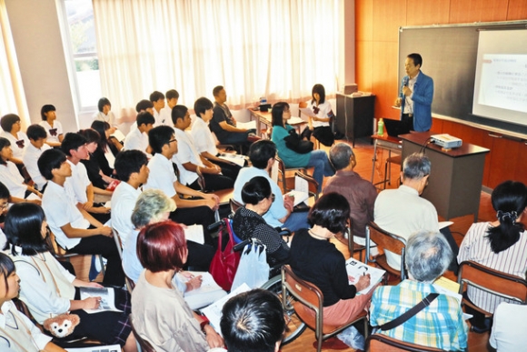 柳沢さんの講演に耳を傾ける生徒や市民ら＝豊川市の豊川高で