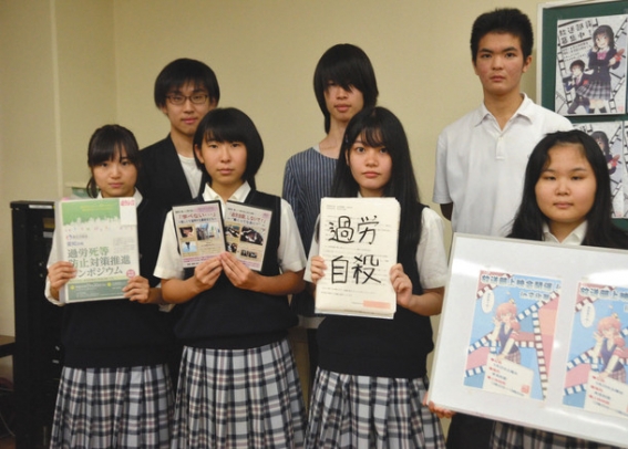 映像を制作した放送部の生徒ら=中村区の同朋高で